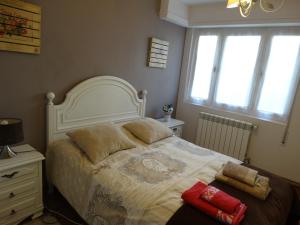 a bedroom with a bed with two pillows on it at Apartamento Zurbarán in Irún