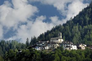 a village on the side of a mountain at Residence Garden Appartamenti Solandra in Mezzana