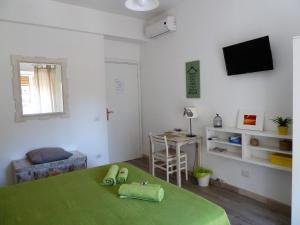 ローマにあるStesi Vacanzeのリビングルーム(緑のベッド、テーブル付)