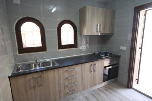 Kuchyňa alebo kuchynka v ubytovaní Maryvilla 41F + 6 fotografií