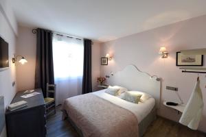 Voodi või voodid majutusasutuse The Originals Boutique, Hôtel du Parc, Cavaillon toas