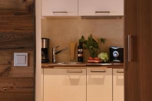 Kuchyň nebo kuchyňský kout v ubytování ALIA appartements & wellness