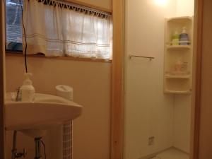 bagno con lavandino e finestra di Guesthouse Tamura a Nara Altre 27 foto