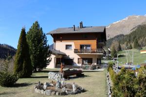 Ein Haus mit einem Haufen Vögel davor in der Unterkunft Apartment Chez Véro et Bernard in Bourg-Saint-Pierre