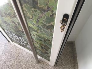 una porta con un'impronta di camomilla di Ático del Arco a Cangas de Morrazo