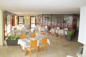 une salle à manger avec des tables et des chaises dans un restaurant dans l'établissement Les Demoiselles, à Essoyes