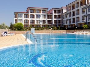 una grande piscina di fronte a un edificio di Panoramic Sea View Apartment a Ravda