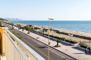 una vista sulla spiaggia dal balcone di un edificio di Il Mare In Giardino a Scauri