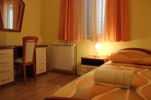 Postel nebo postele na pokoji v ubytování Apartments Lucija