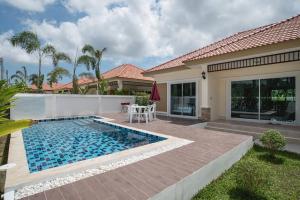 une piscine dans l'arrière-cour d'une maison dans l'établissement The Legacy Huahin Pool Villa, à Hua Hin