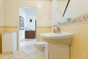 切申的住宿－3 Bros' Apart，一间带水槽和卫生间的浴室