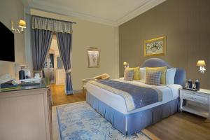 una camera con un grande letto blu di Welcomhotel by ITC Hotels, The Savoy, Mussoorie a Mussoorie