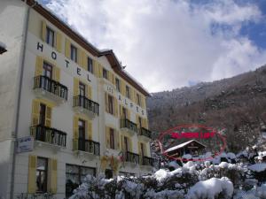 Nespecifikovaný výhled na hory nebo výhled na hory při pohledu z hotelu