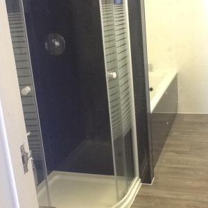 baño con ducha y puerta de cristal en "Room only" at Wetherby Nairn en Nairn