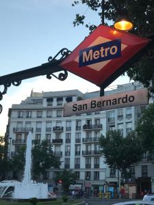 Apartment Suite Carranza في مدريد: وجود علامة للمترو امام مبنى به نافورة