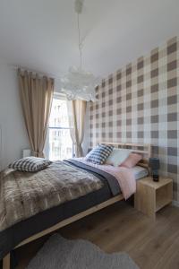 1 dormitorio con cama y ventana en Chmielna Park en Gdansk