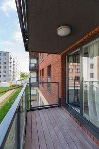 balkon z widokiem na budynek w obiekcie Chmielna Park w Gdańsku