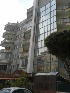 un edificio alto con muchas ventanas en Aygun Apartment 2 en Mahmutlar