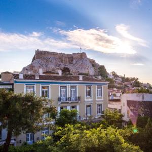 un edificio con una montaña en el fondo en Palladian Home en Atenas