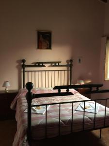 sypialnia z łóżkiem z metalową ramą w obiekcie Agriturismo Casale Loreto w mieście Corchiano