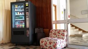 カットーリカにあるAmbassadorの階段横の椅子付きの自動販売機