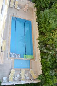 an overhead view of a swimming pool with lounge chairs and a swimming pool at Bayram Apart Hotel in Alanya