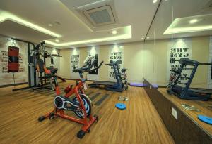 The Fern Residency Kolkata في كولْكاتا: صالة ألعاب رياضية مع العديد من آلات المشي في الغرفة