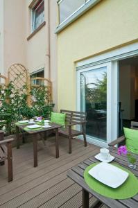 un patio avec des bancs et des tables sur une terrasse dans l'établissement Bed & Breakfast BonnaNotte, à Essen