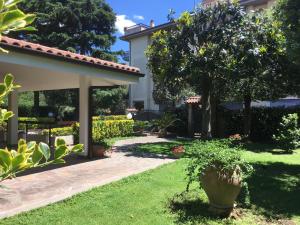 un jardín frente a una casa en Inn Rome B&B, en Ciampino