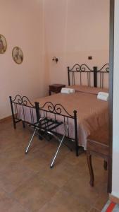 ベネヴェントにあるB&B Le Stanze del Sognoのベッドルーム1室(ベッド1台、椅子付)