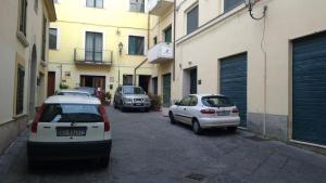 a group of cars parked in a alley at B&B Le Stanze del Sogno in Benevento