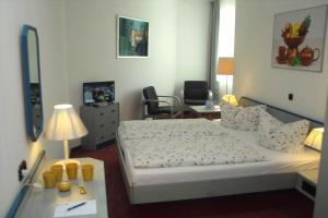 
Ein Bett oder Betten in einem Zimmer der Unterkunft Keramik Hotel Rheinsberg
