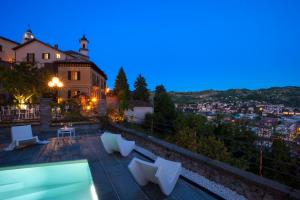 Bazén v ubytování Relais Villa del Borgo nebo v jeho okolí