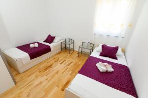 Posteľ alebo postele v izbe v ubytovaní Apartments Sara & Nina