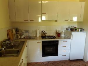 Kuchnia lub aneks kuchenny w obiekcie Villa La Torricella