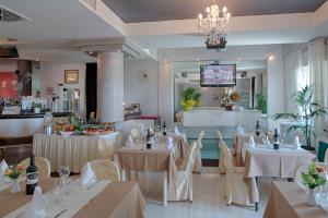 Reštaurácia alebo iné gastronomické zariadenie v ubytovaní Locanda San Biagio