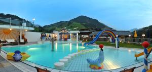 basen ze zjeżdżalnią i placem zabaw w obiekcie Wellness- und Familienhotel Egger w Saalbach Hinterglemm