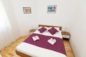 Posteľ alebo postele v izbe v ubytovaní Apartments Sara & Nina