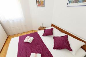 Posteľ alebo postele v izbe v ubytovaní Apartments Sara & Nina