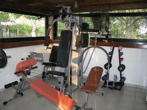 Fitness centrum a/nebo fitness zařízení v ubytování Chroma Studios + 25 fotografií