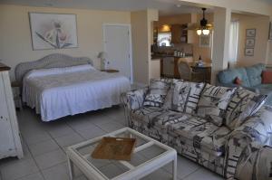 Un pat sau paturi într-o cameră la Oceanfront Sea Scape Motel