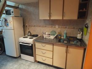 Great Loft Nunez في بوينس آيرس: مطبخ صغير مع موقد وثلاجة