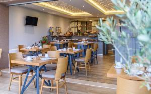 Reštaurácia alebo iné gastronomické zariadenie v ubytovaní Athos Thea Luxury Rooms + 37 fotografií