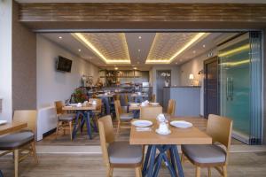 Reštaurácia alebo iné gastronomické zariadenie v ubytovaní Athos Thea Luxury Rooms