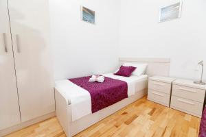 Posteľ alebo postele v izbe v ubytovaní Apartments Sara & Nina