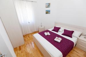Posteľ alebo postele v izbe v ubytovaní Apartments Sara & Nina