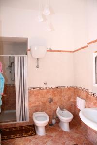 La salle de bains est pourvue de toilettes et d'un lavabo. dans l'établissement B&B MonteMare, à Tortora