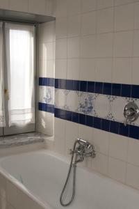 uma banheira com torneira na casa de banho em Palazzo D'Orsi em Calvanico