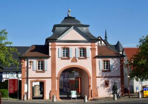 un edificio con una cruz encima en Villa Kerzenheimer Tor, en Göllheim