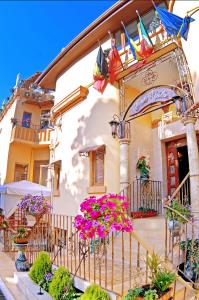 un bâtiment avec des fleurs devant lui dans l'établissement Voila Inn, à Constanţa